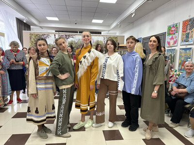 Творческая мастерская школы под руководством Евгении Анатольевны Слепенькиной представила свою коллекцию одежды "Взлетая над Югрой" на празднике добрососедства в культурно-историческом центре жителям нашего города.